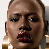 Ajak Deng Meztelen