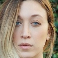Alana Hadid Meztelen