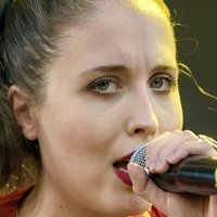 Alice Merton Meztelen