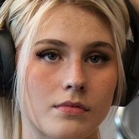 Annabel Lucinda Meztelen