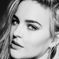 Anne-Marie Meztelen