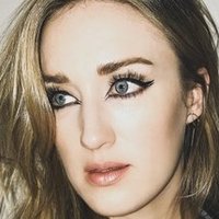 Ashley Johnson Meztelen