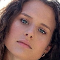 Avery Konrad Meztelen