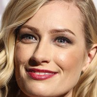 Beth Behrs Meztelen