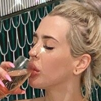 Billie Loves Meztelen