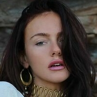 Bindi London Meztelen