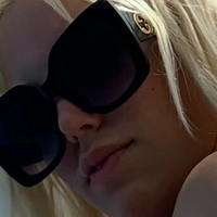 Blondie Meztelen