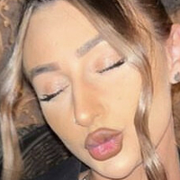 Briony W Meztelen