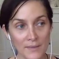 Carrie-Anne Moss Meztelen