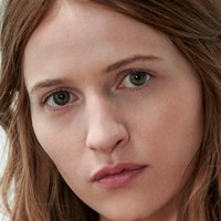 Christa Théret Meztelen