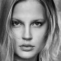 Elisabeth Erm Meztelen