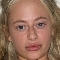 Emily Cockayne Meztelen