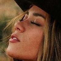 Emily Ellanah Meztelen