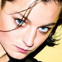 Emma Corrin Meztelen