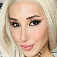 Emma Lusicich Meztelen