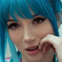 Fay Meztelen