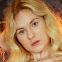 Hattie James Meztelen