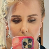 holly Meztelen
