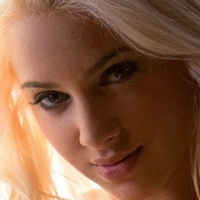 Jolie Blonde X Meztelen