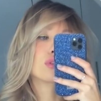 Juli Sergeevna Meztelen