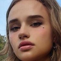 Julia Gisella Meztelen