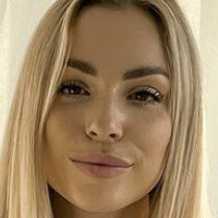 Julia Schwab Meztelen