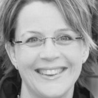 Karin König Meztelen