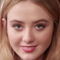 Kathryn Newton Meztelen
