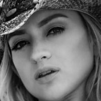 Kenzie Mac Meztelen