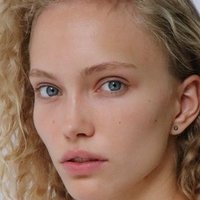 Kim Van der Laan Meztelen