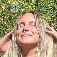Kyrarene Meztelen