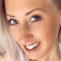 Leonie Pur Meztelen