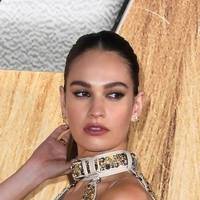 Lily James Meztelen