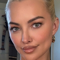 Lindsay Pelas Meztelen