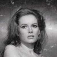 Luciana Paluzzi Meztelen