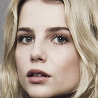 Lucy Boynton Meztelen