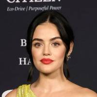 Lucy Hale Meztelen