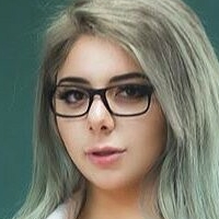 María Mallad Meztelen