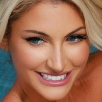 Mckinzie Roth Meztelen
