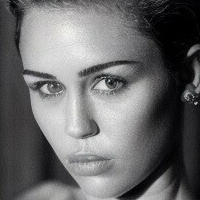 Miley Cyrus fakes Meztelen