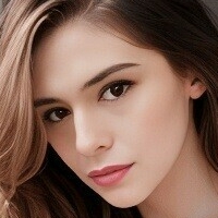 Nicole Maines Meztelen