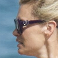 Nicolette van Dam Meztelen