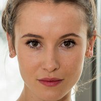 Peri Baumeister Meztelen