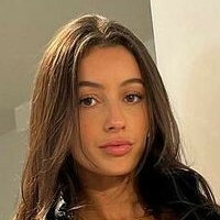 Phoebe Chakar Meztelen