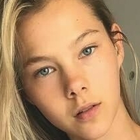 Phoebe Combes Meztelen