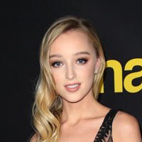 Phoebe Dynevor Meztelen