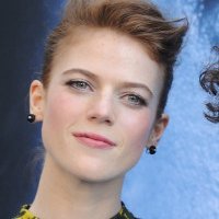 Rose Leslie Meztelen
