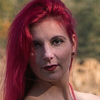 SaRie Meztelen