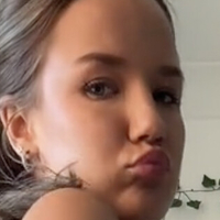 sjsjeuejdb Meztelen