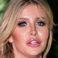 Sophia Hutchins Meztelen